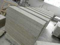 Desert Gold Rusty Granite, Kerbstone